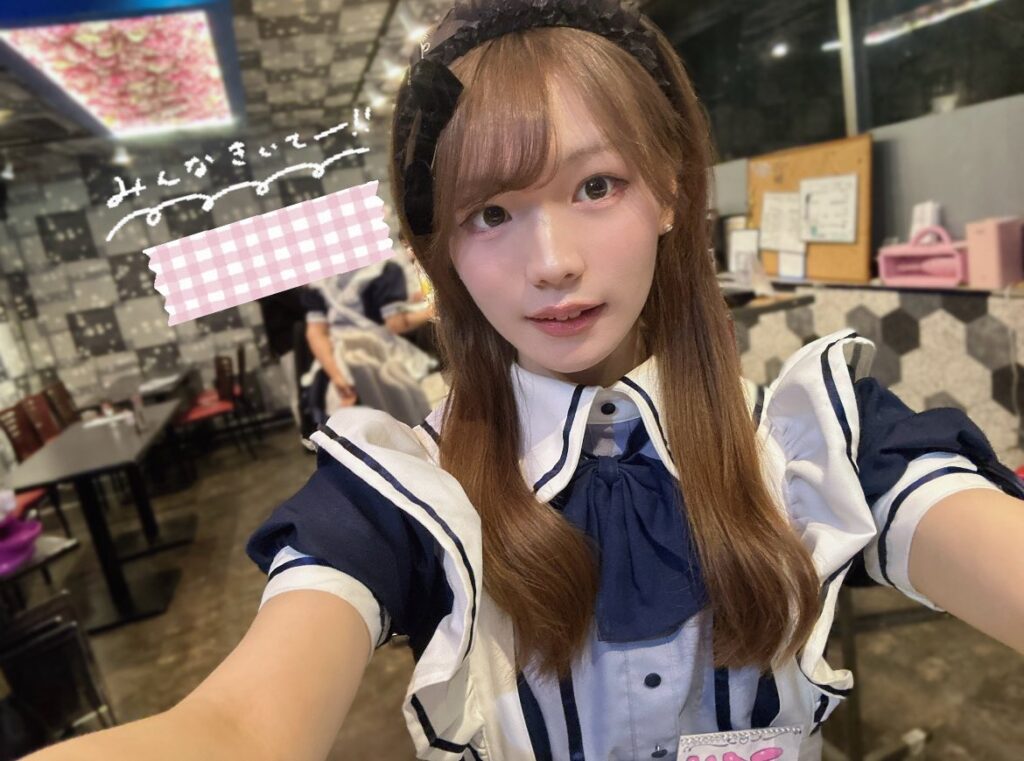秋葉原の男の娘メイドカフェNEWTYPEに在籍するアイリさんのセルフィー。店内の雰囲気もわかる1枚。