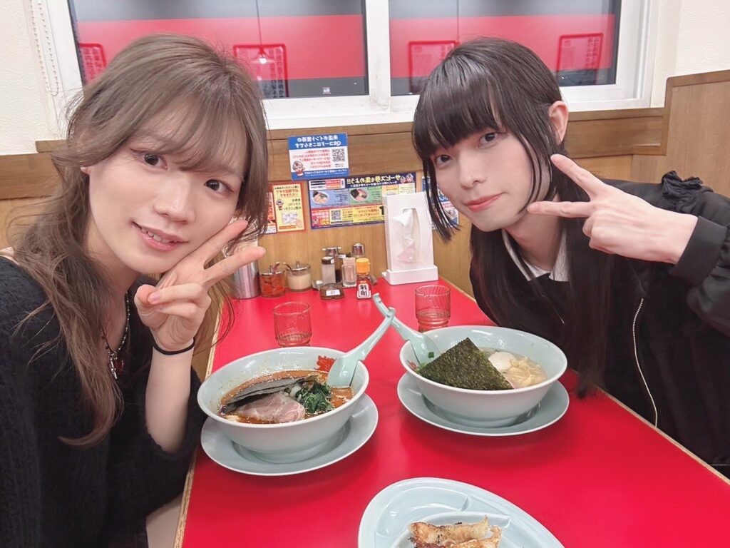 NEWTYPE秋葉原|男の娘メイド・アイリさん&すいさんのラーメンデート風オフショット 秋葉原NEWTYPEの男の娘メイド・アイリさんとさえさんのラーメン店オフショット。仲良しツーショット。