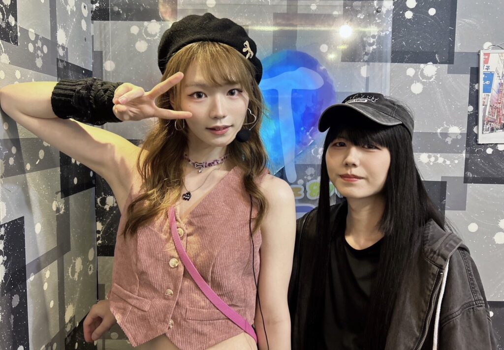 NEWTYPE秋葉原|男の娘メイド・アイリさん&優さんのカジュアルオフショット 秋葉原NEWTYPEの男の娘メイド・アイリさんと優さんの私服オフショット。カジュアルなツーショット。