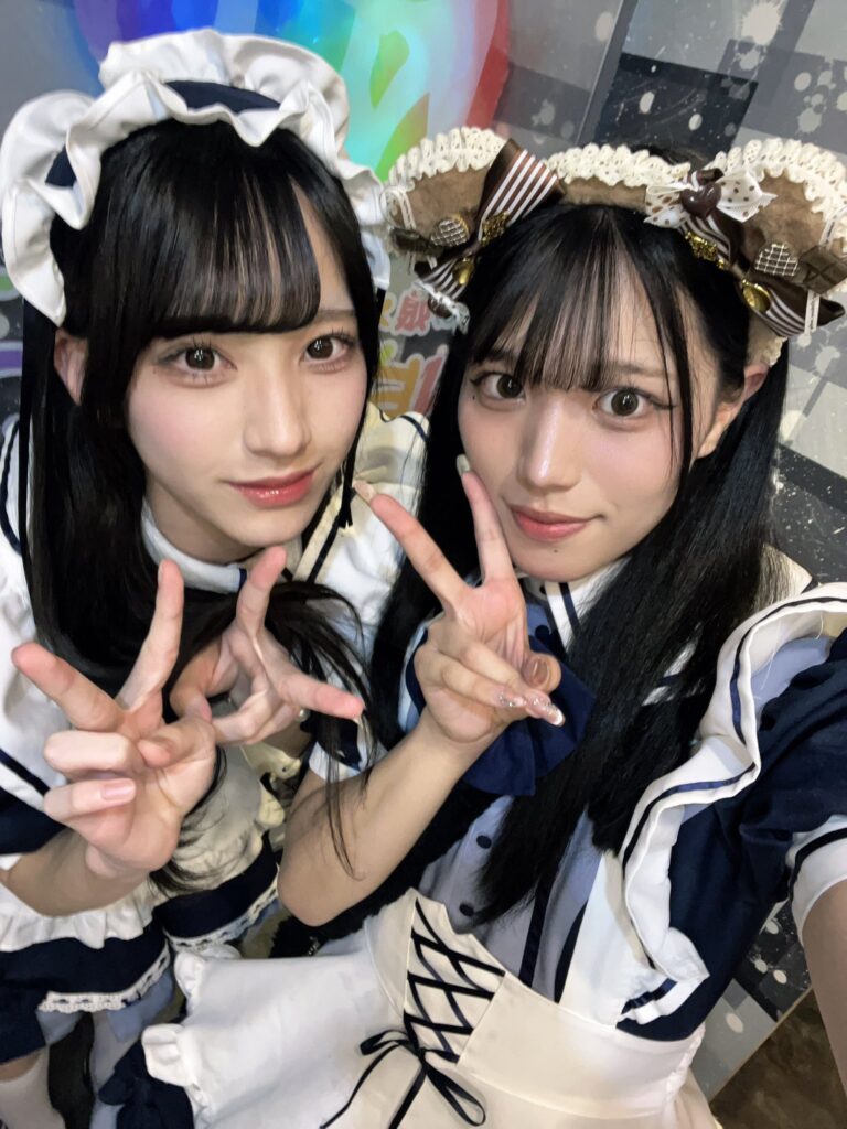 秋葉原NEWTYPEの男の娘メイド・かのんさん(左)とちさとさん(右)のツーショット
