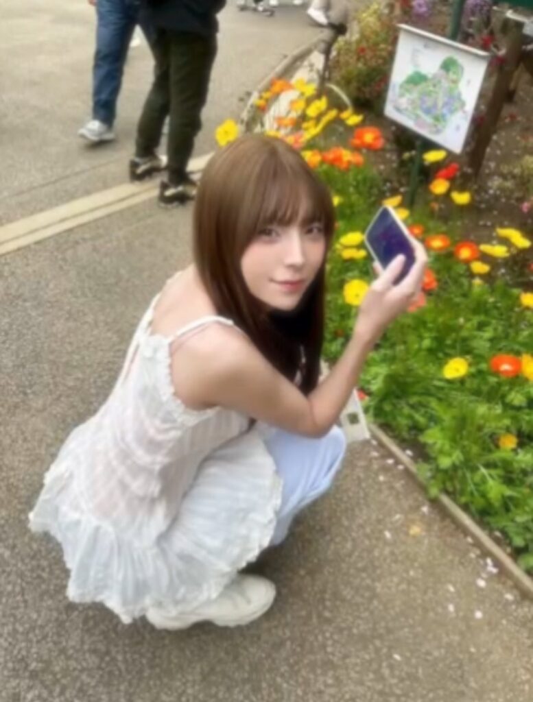 NEWTYPE秋葉原|男の娘メイド・せりなさんの花壇ショット(オフショット) 秋葉原NEWTYPEの男の娘メイド・せりなさんのオフショット。花壇での自然体な一枚。