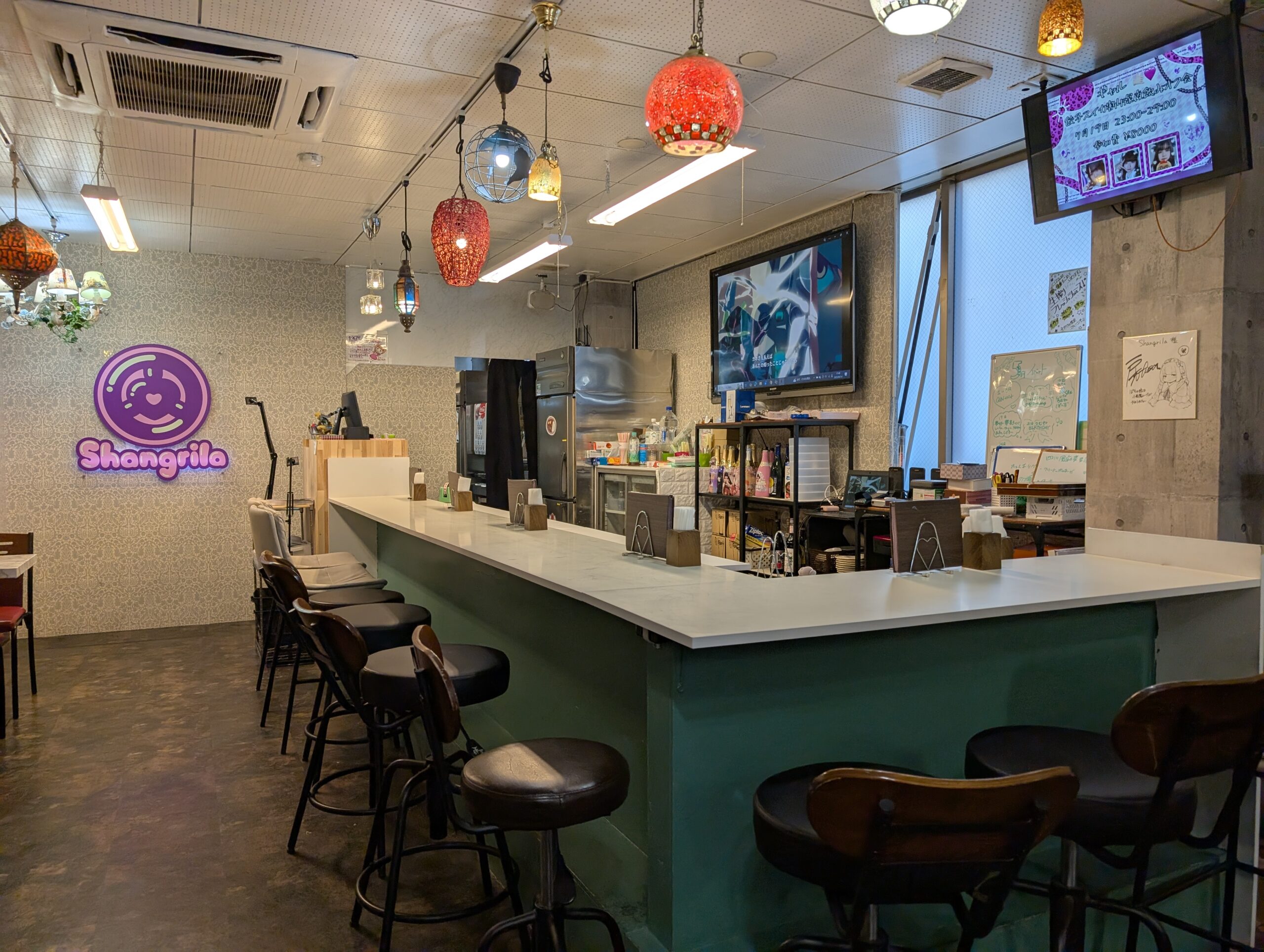 秋葉原のぽっちゃりメイドカフェ「Shangrila(シャングリラ)」の店内カウンター席。落ち着いた照明と開放的な空間で、メイドさんとの距離も近く楽しめるレイアウト