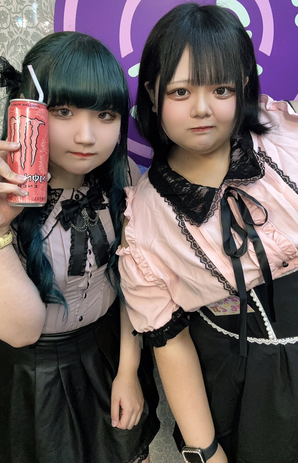 秋葉原のぽっちゃり専門メイドカフェShangrila(シャングリラ)所属の園崎しおんさん(むっちり階級・緑メイド)と腹もぐさん(ミシュラン階級・青メイド)の仲良しツーショット写真